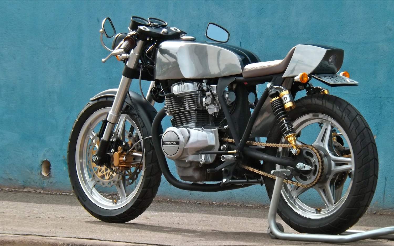 Honda CB 400N ‘Shine’ Café Racer by Zucconi Moto Design