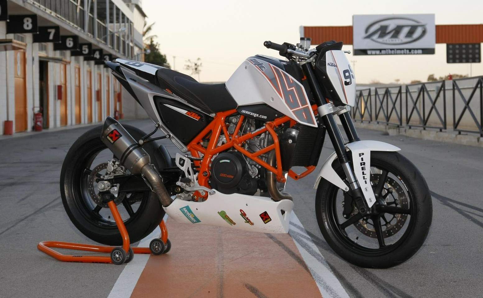 THE NATURIST: KEEPING NAKED WITH THE KTM 1290 SUPER DUKE R 