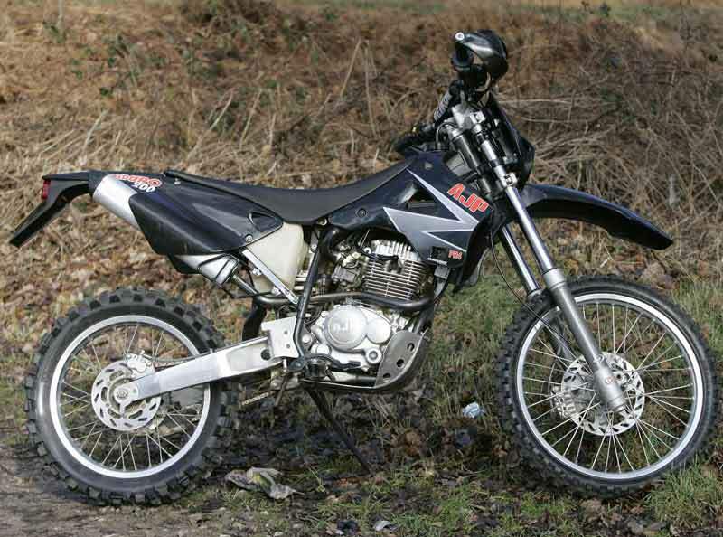 Culbuteur moto AJP 200 CPI