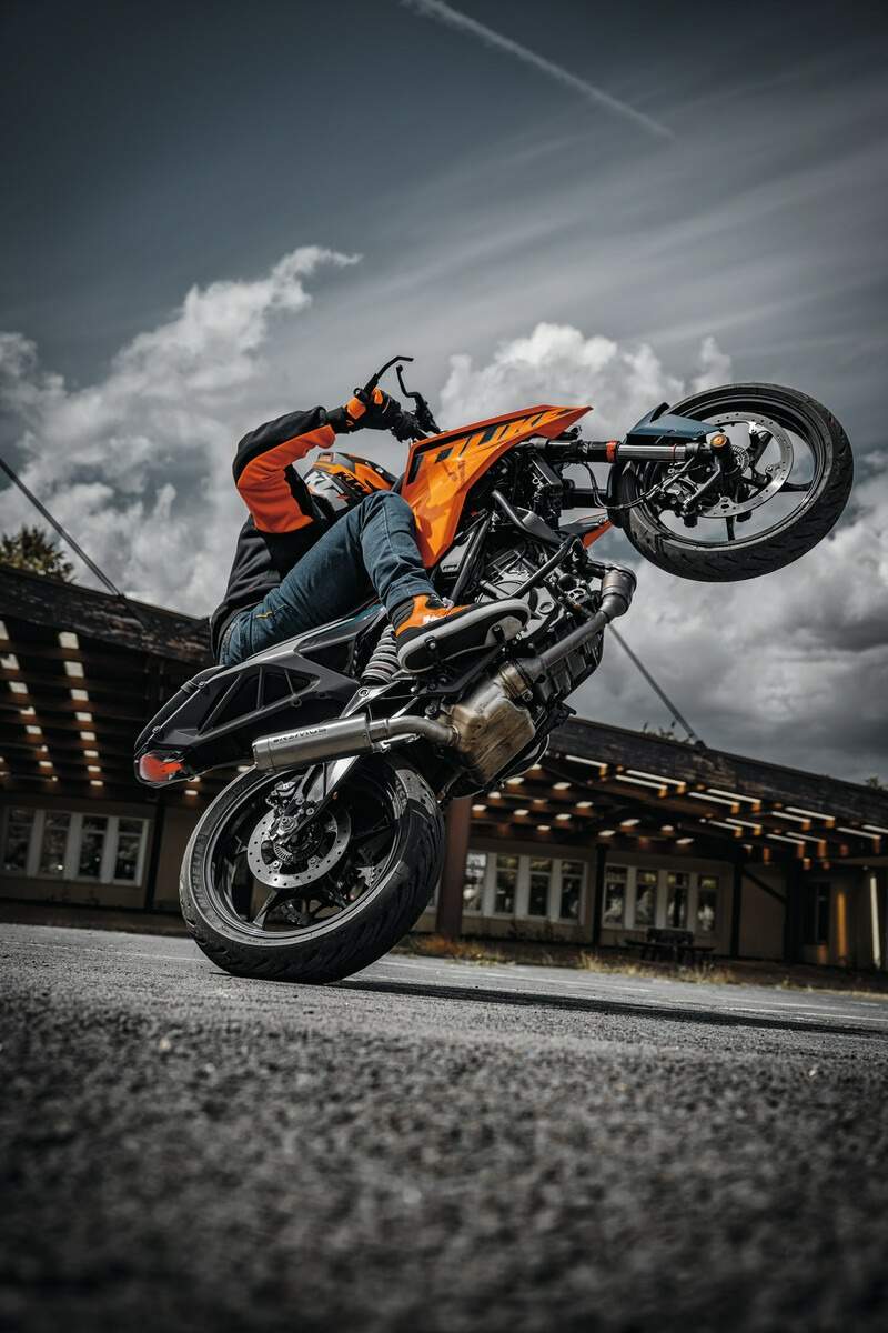 FIRST TRICKS 2024 KTM 125 DUKE #motorcycle #125duke #motorbike #stunt  #stuntriding #stoppie 